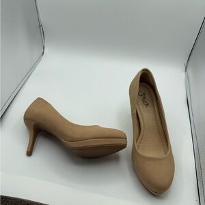 Y’not Women’s Beige Round Toe Heels NWOT Size 8.5M